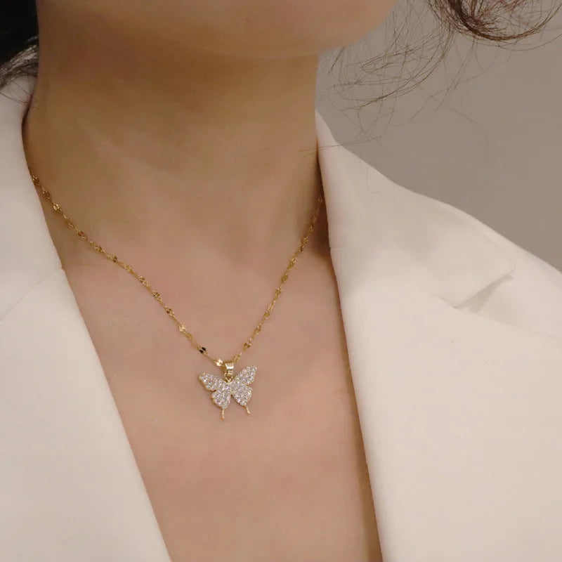 Varios collares delicados